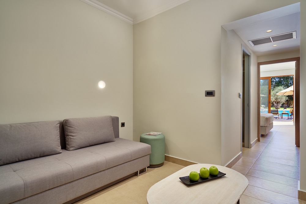 Suite, Jetted Tub, Garden View (Sharing Pool)