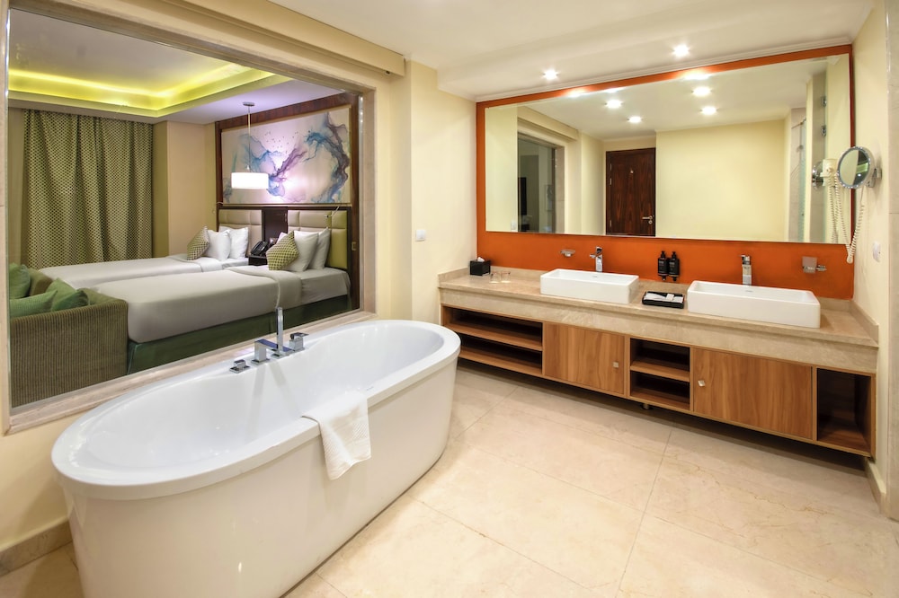 Grand Twin Room, City View (Deluxe) - Photo 7
