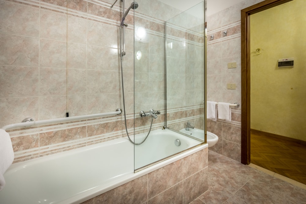 Superior Double Room Single Use, River View thumbnail 5