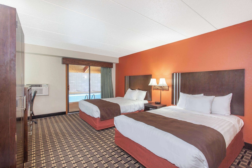 Deluxe Room, 2 Queen Beds, Non Smoking, Poolside photo 1