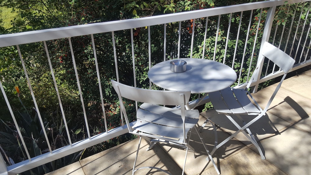 Exclusive Studio, 1 Queen Bed, Non Smoking, Garden View photo 2