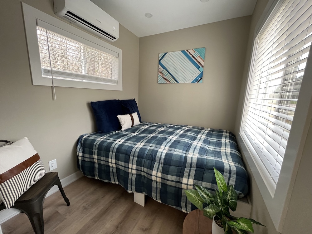 House, 1 Bedroom (No pets, tiny house, linens included) photo 1