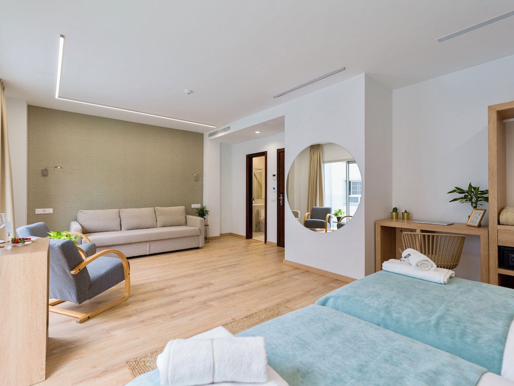 Junior Suite, Balcony, City View