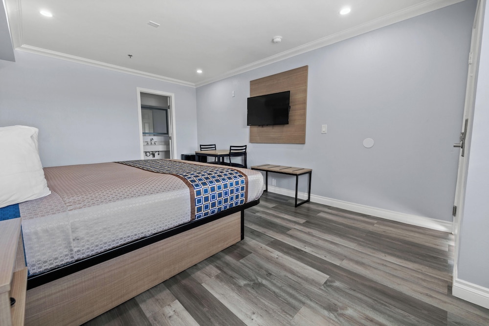 Room, 1 King Bed photo 2
