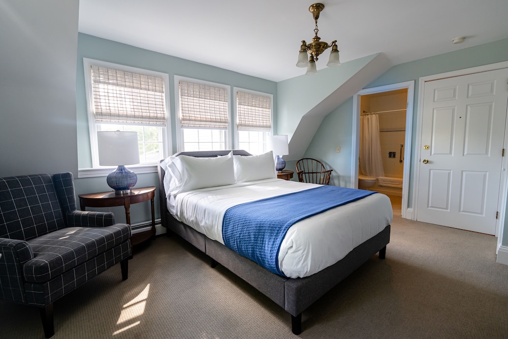 Standard Room, 1 Queen Bed, Partial Ocean View, Ground Floor photo 2