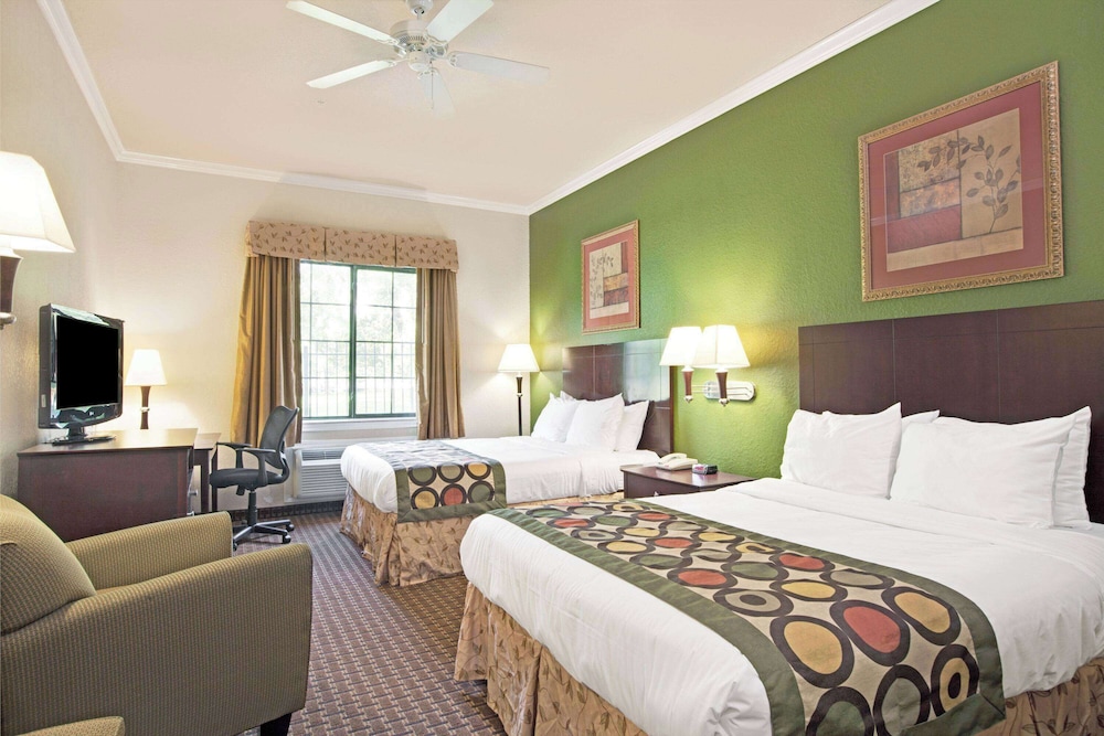 Standard Room, 2 Queen Beds, Smoking - Photo 1