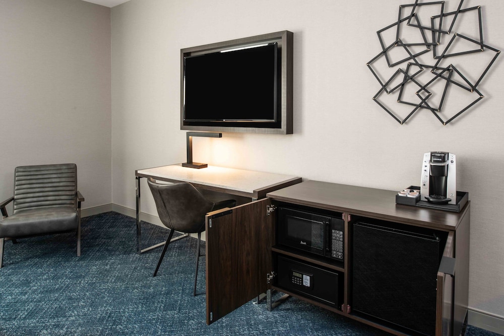 Suite, 1 King Bed, Accessible (Communication, Roll-In Shower) - Photo 2