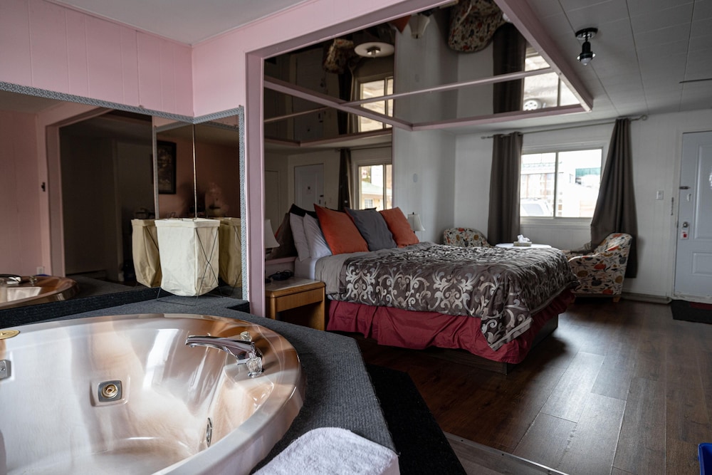 Romantic Room, 1 King Bed, Jetted Tub photo 3
