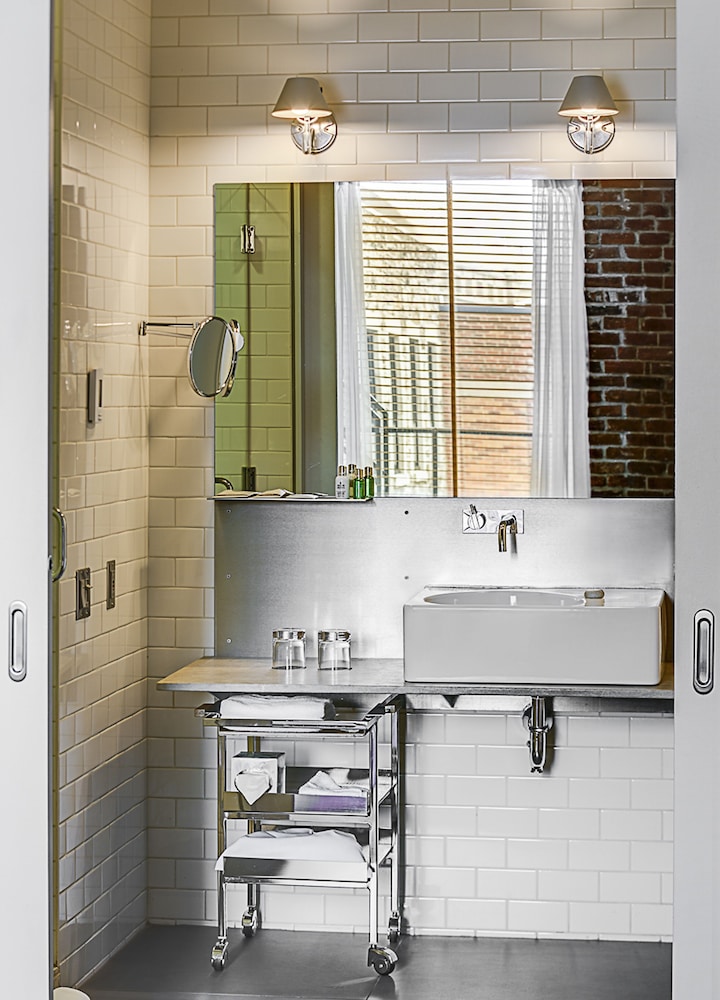 Suite, Corner - Photo 5