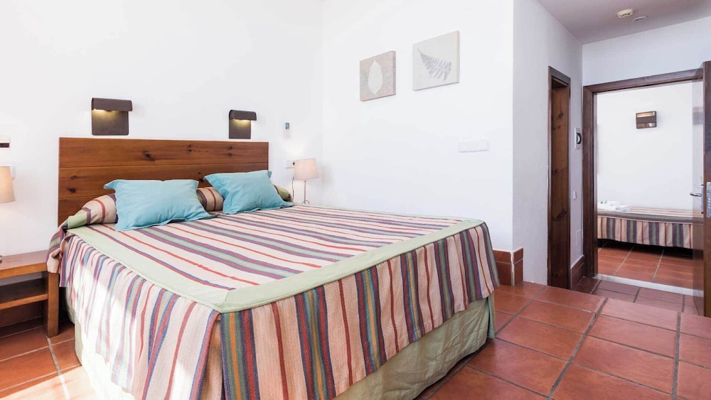 Habitación Triple Comfort, con vista al jardín