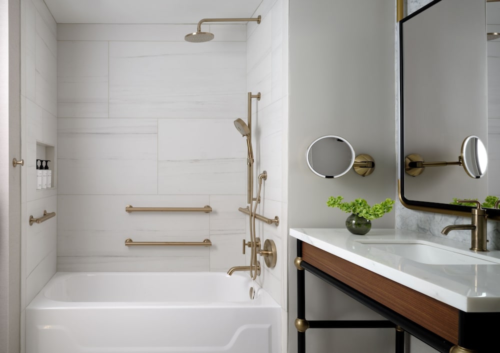Premium Room, 1 King Bed, Accessible Bathtub (Mobility, Accessible Tub) - Photo 2