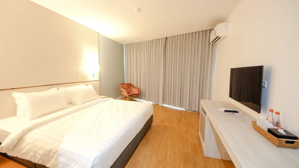 Deluxe Double Room, 1 King Bed, Non Smoking - Photo 1