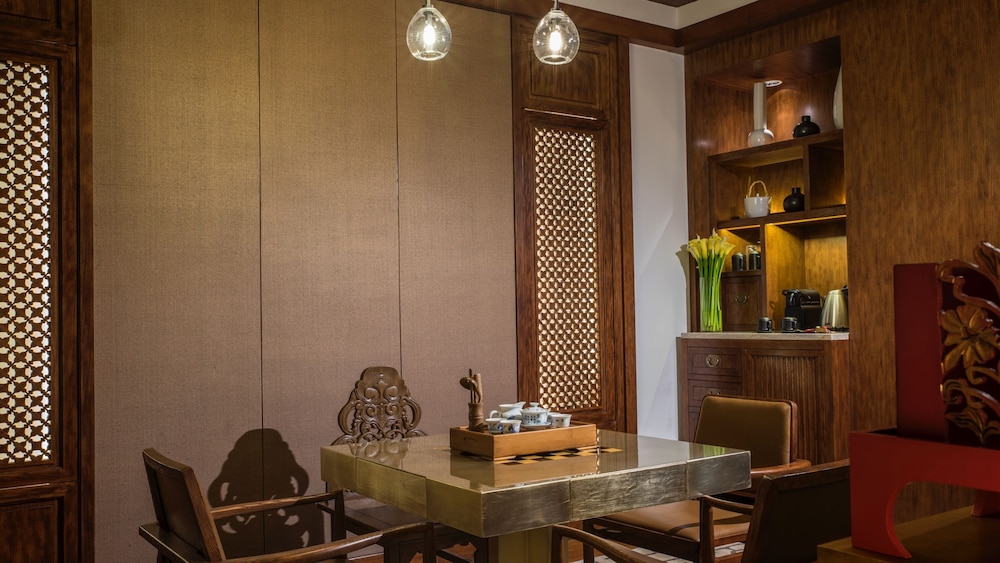 Club Suite, 1 Bedroom, Garden View (Club Lounge Access)