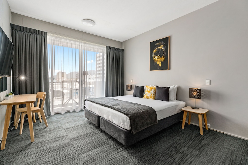 Hotel Deluxe Room - Photo 3