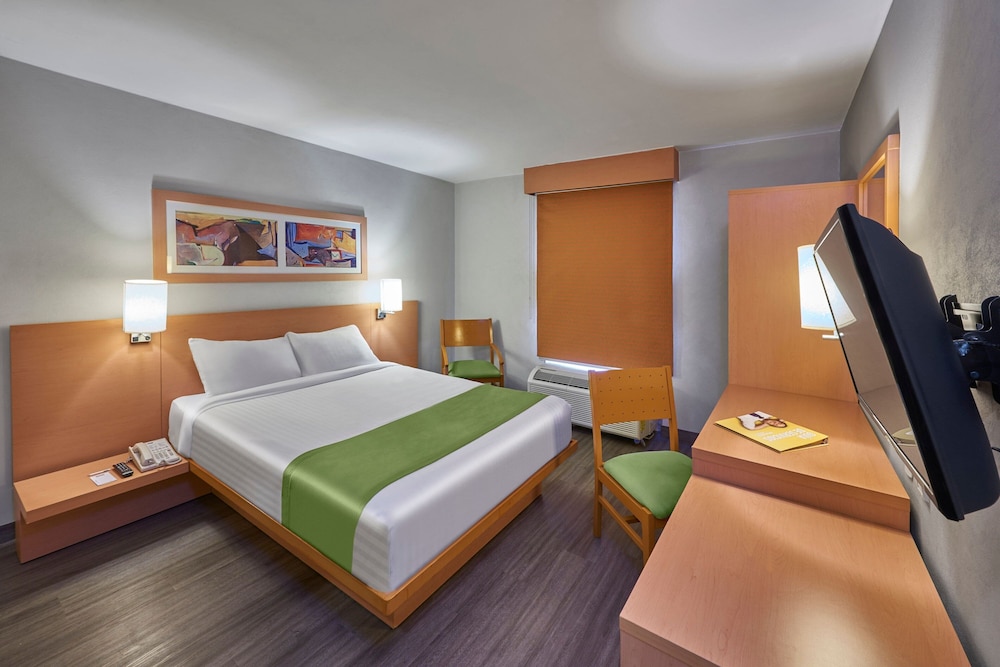 Room, 1 Queen Bed, Smoking - Photo 1