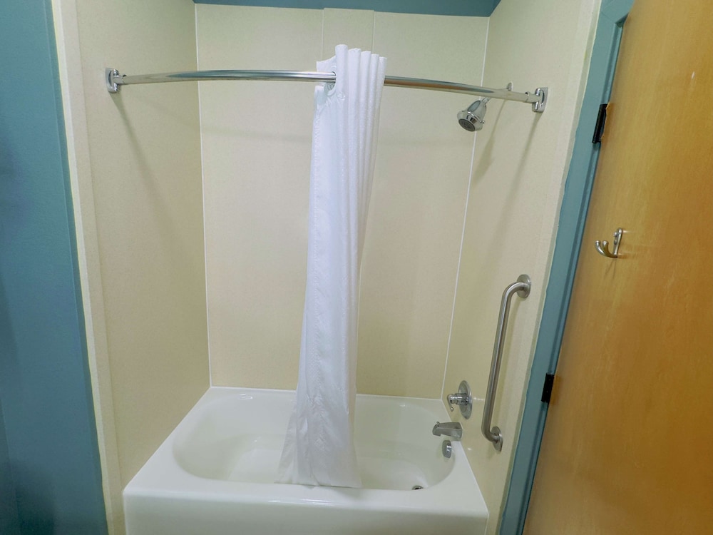 Standard Room, 2 Queen Beds, Non Smoking, Refrigerator & Microwave - Photo 6