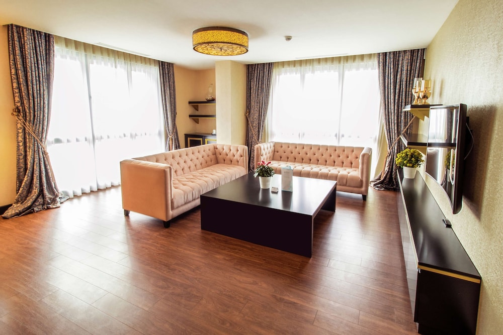 Superior Suite, 1 King Bed, Sea View thumbnail 6