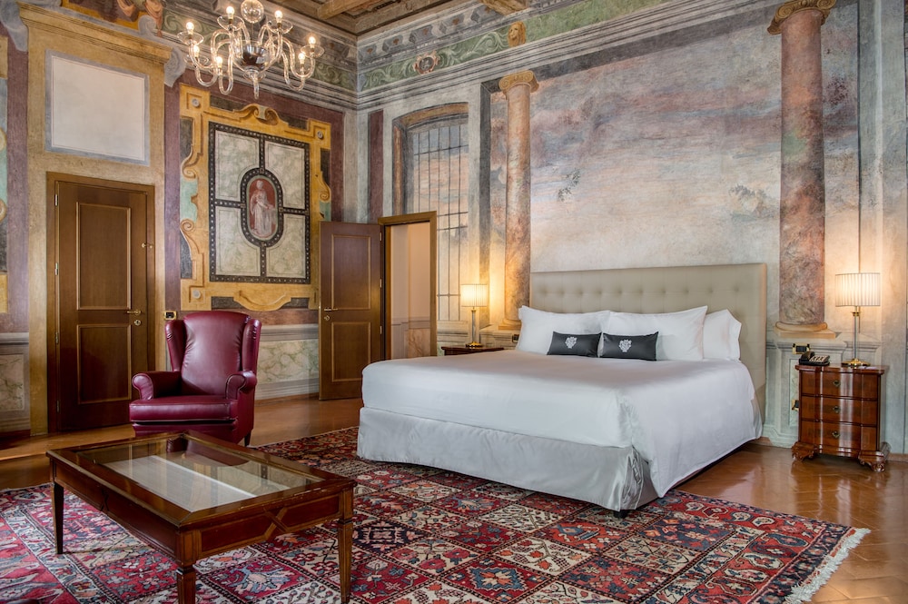 Suite, 1 King Bed (Delia)