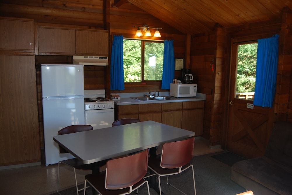 Standard Cabin (Pets OK, Linens Included) photo 2