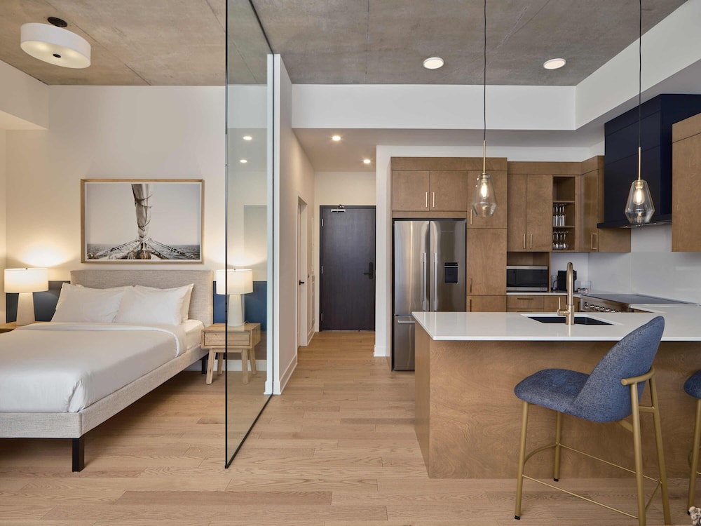 102 - Deluxe Studio, Queen Bed and Marina View photo 2