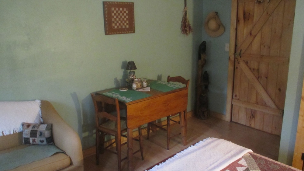 Deluxe Suite, 1 Queen Bed, Private Bathroom, Mountain View photo 3