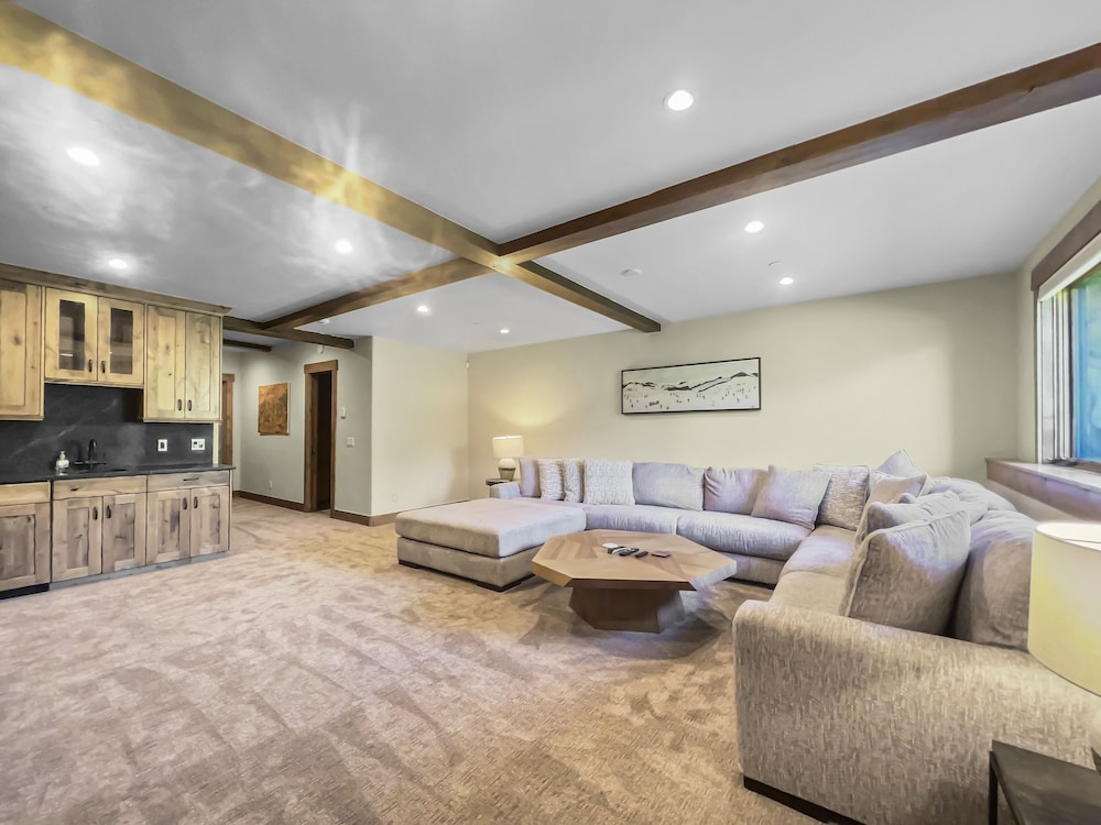 House, 5 Bedrooms photo 2