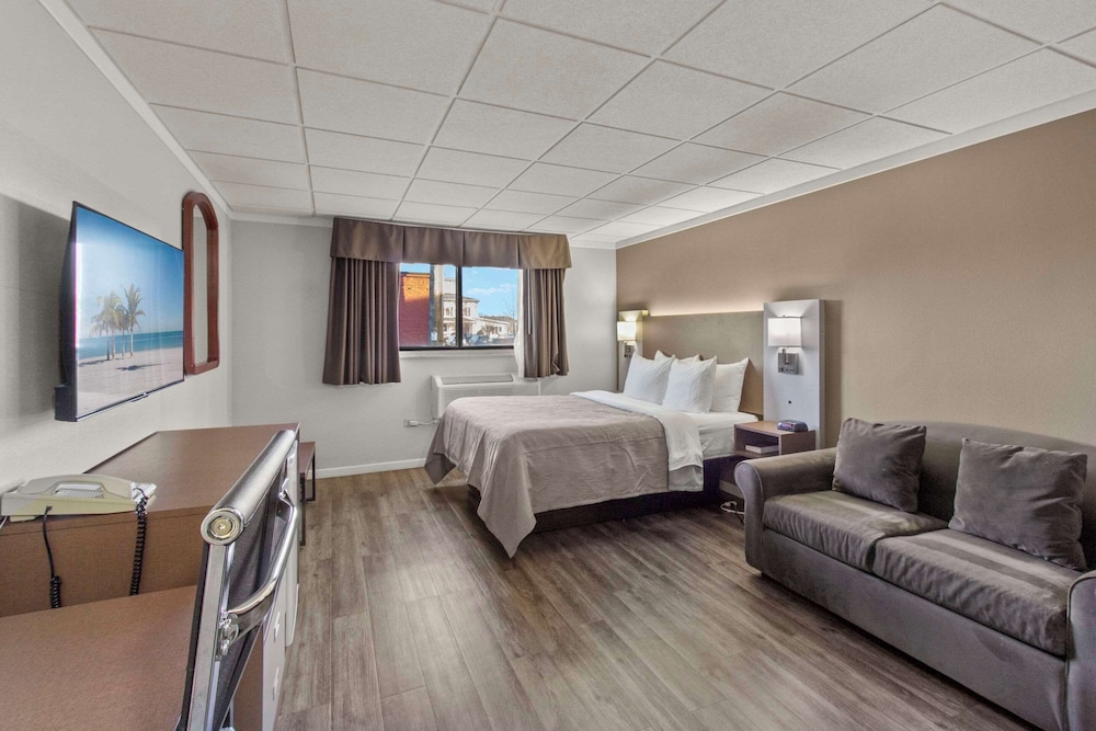 Room, 1 Queen Bed, Non Smoking (Upgrade) - Photo 1