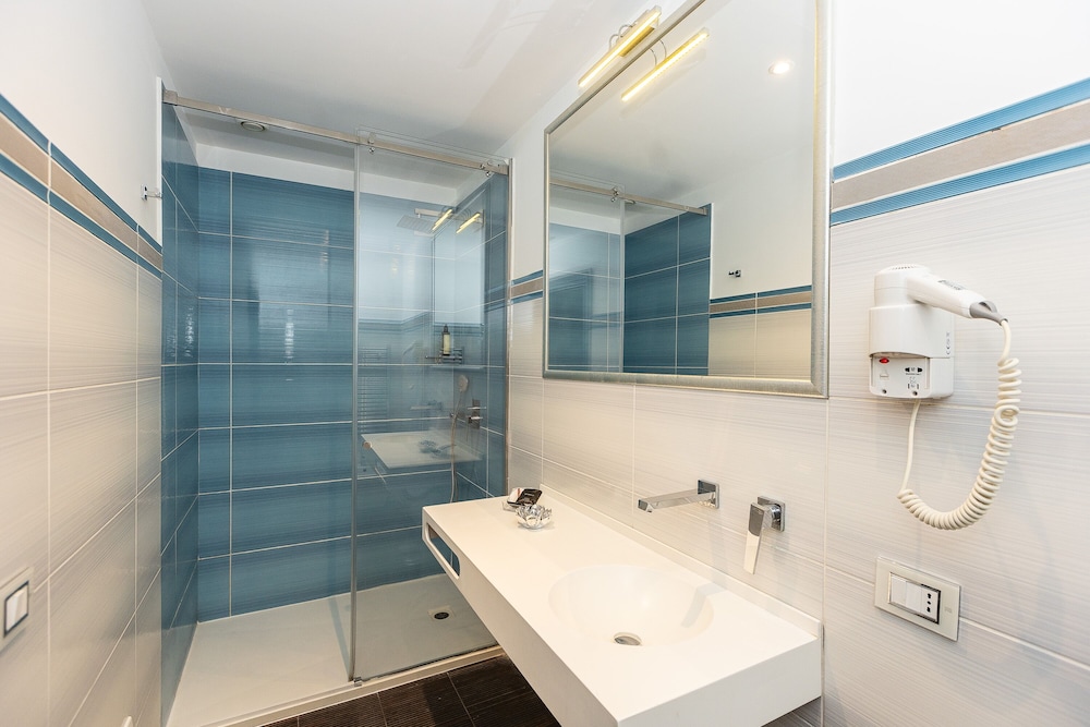 Deluxe Room - Photo 12