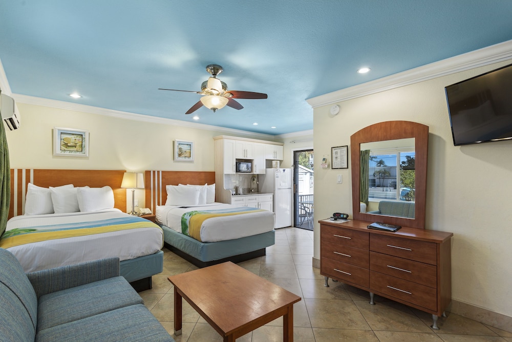 Bay Front with Balcony Suite: 2 Double Beds and 1 Sleeper Sofa - Photo 2