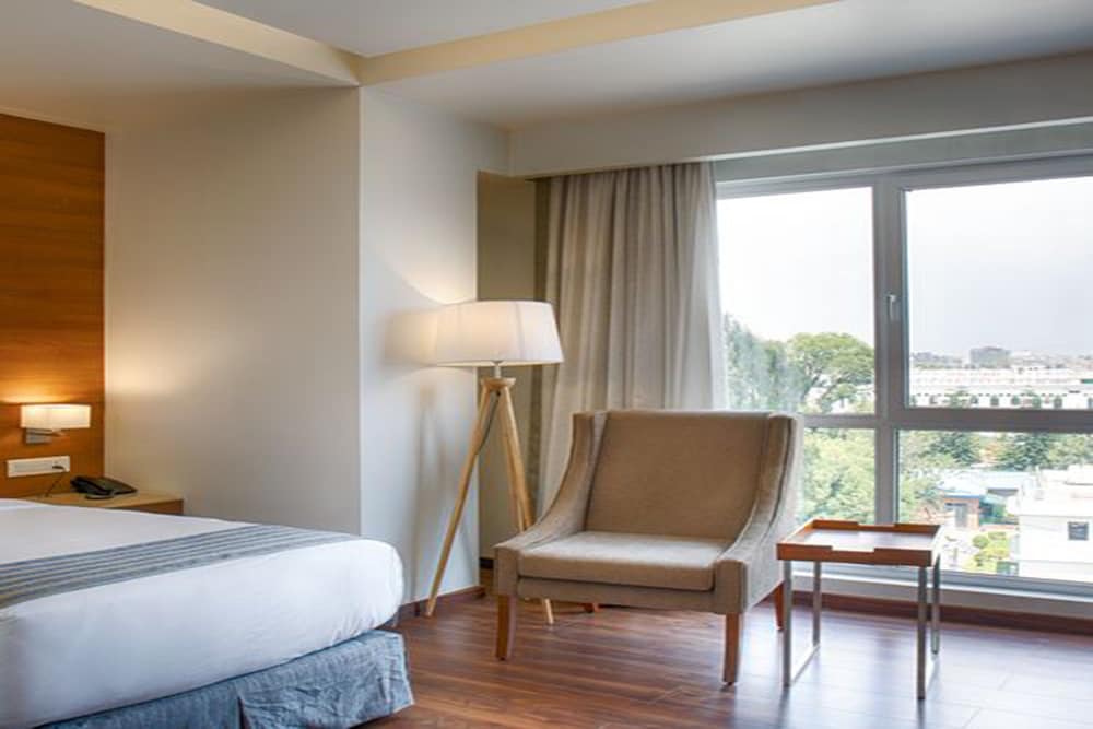Junior Suite with Balcony - Photo 7