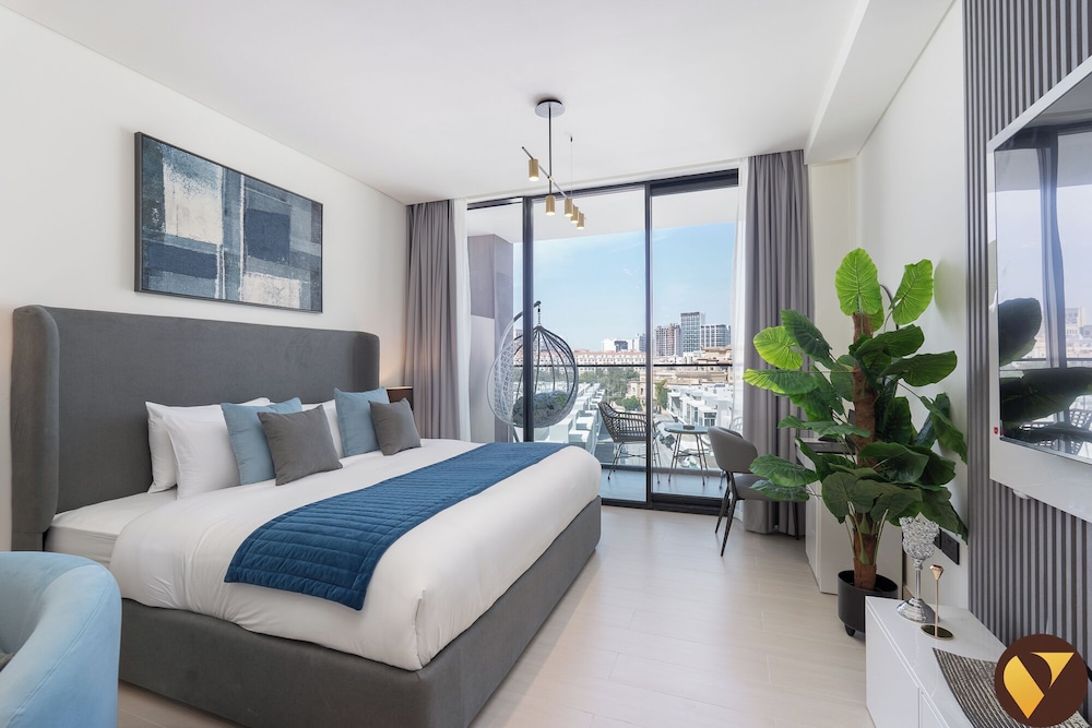 Luxury Studio, Balcony, City View photo 2