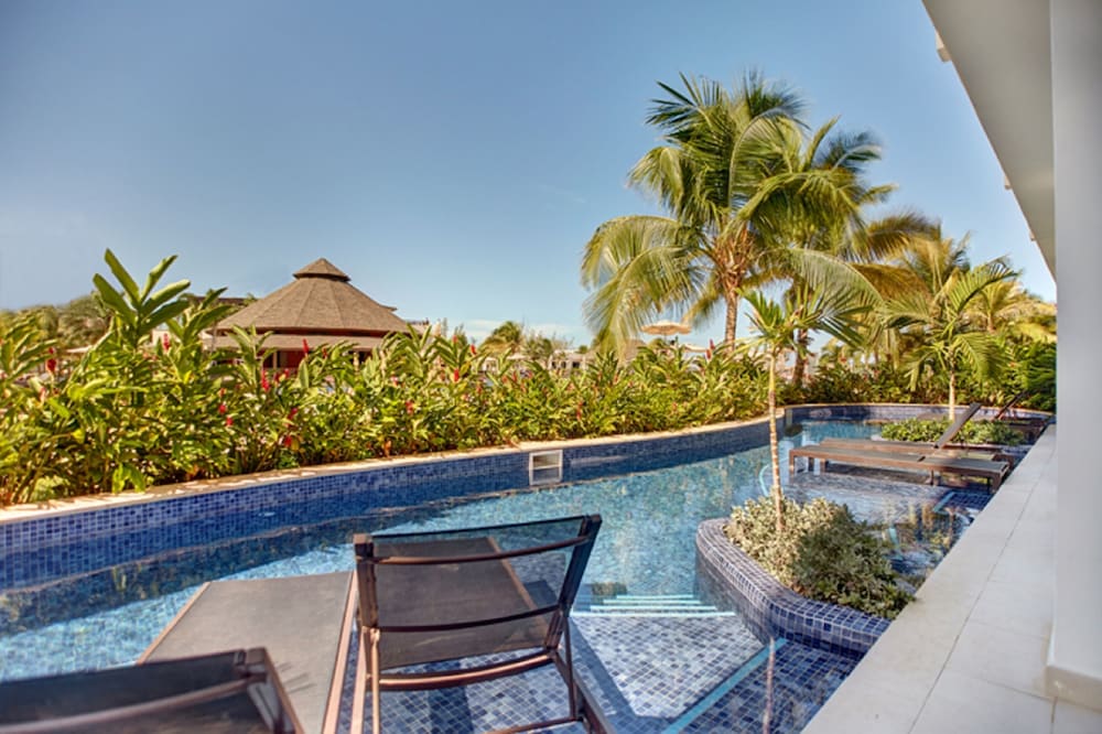 Luxury Junior Suite swim out Diamond Club