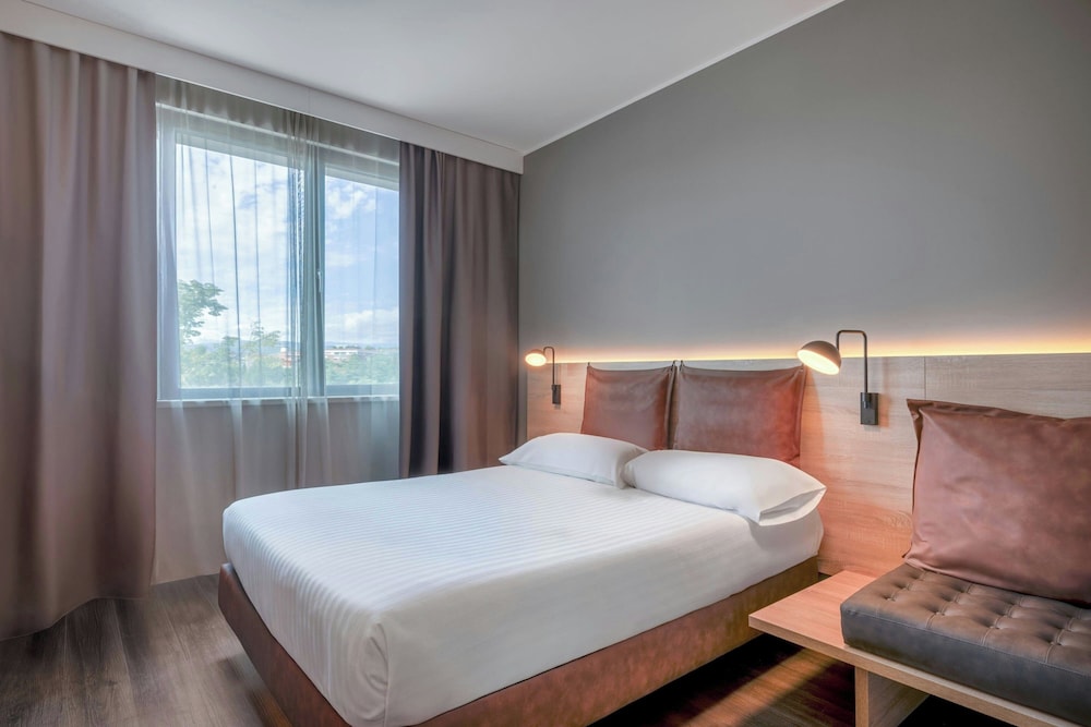 Room, 1 Queen Bed (View)