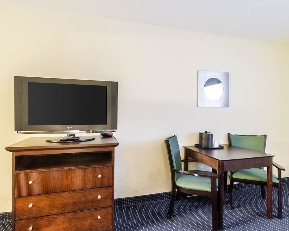 Signature Suite, 1 King Bed, Non Smoking, Poolside photo 3