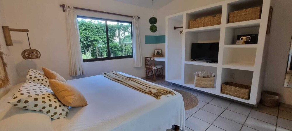 Standard Room, 1 King Bed, Garden View photo 3