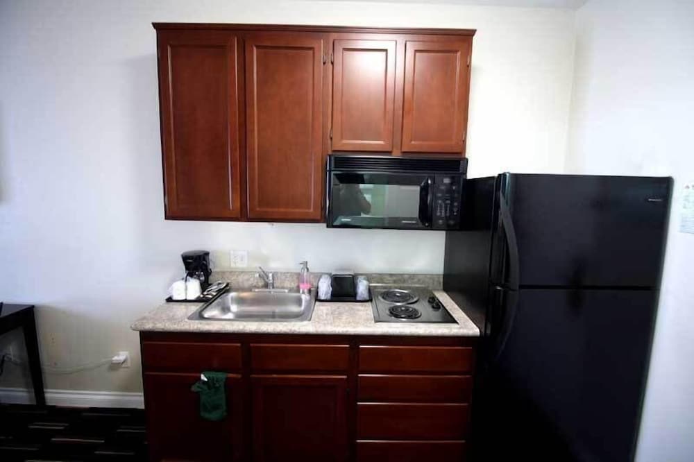 Deluxe Room, 1 King Bed, Kitchenette photo 3