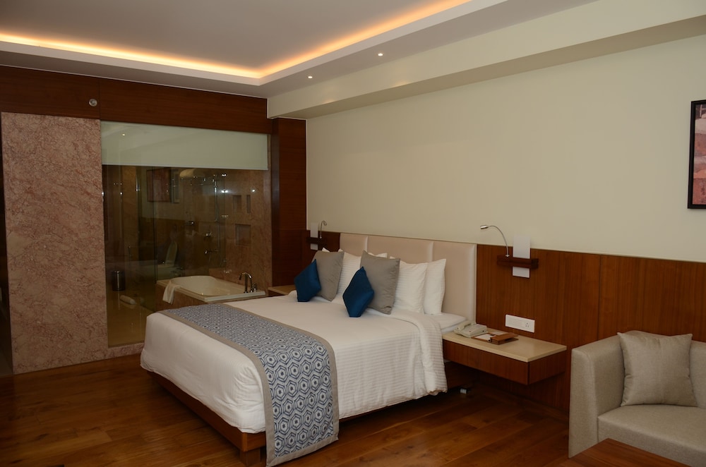 Junior Suite, 1 Double Bed, Bathtub - Photo 9