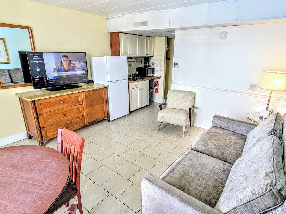 Deluxe Suite, 1 Bedroom, Kitchenette, Pool View photo 2