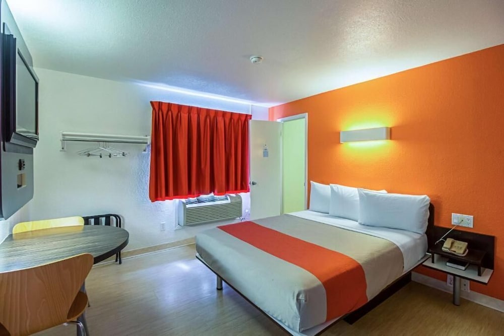 Standard Room, 1 Queen Bed, Non Smoking photo 1