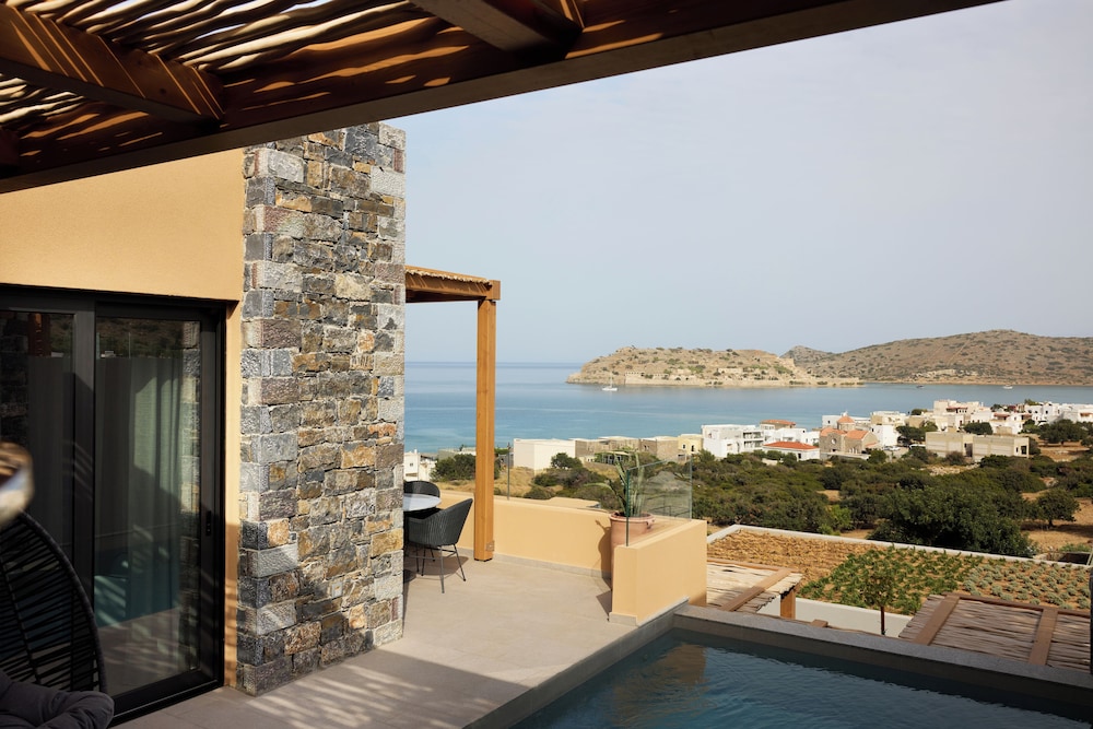 Family Retreat with Private Pool - Sea View - Photo 12