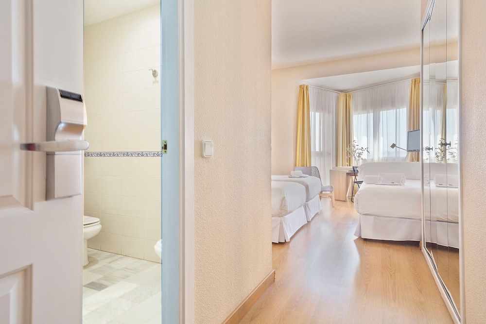 Twin Room (+ Extra Bed) photo 2