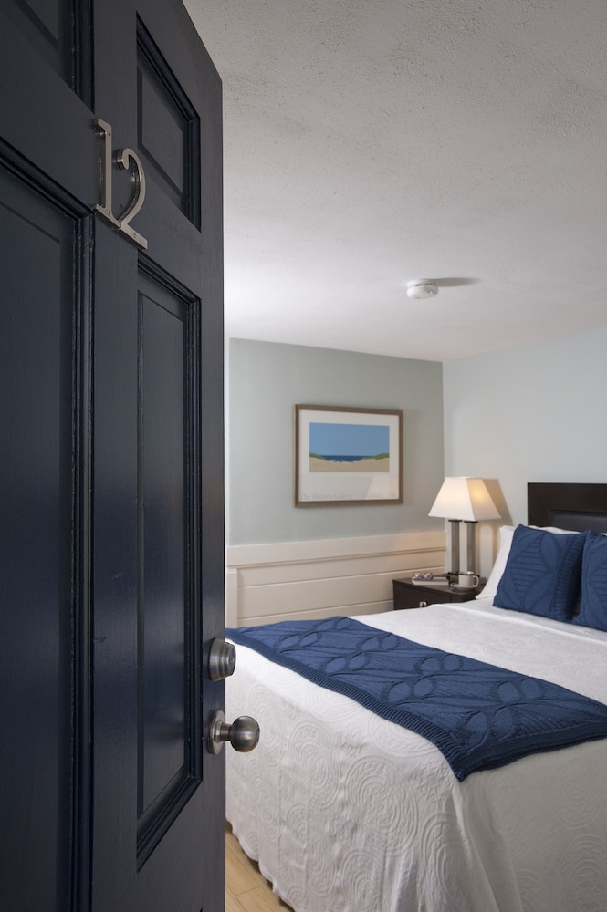 Deluxe Room, 1 Queen Bed photo 3