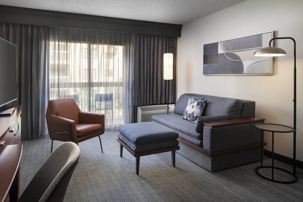 Suite, 1 Bedroom - Photo 4