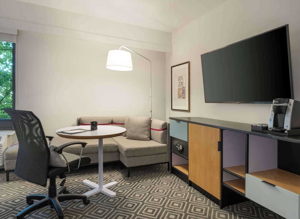Room, 1 King Bed, Accessible, Corner (Hearing) - Photo 3