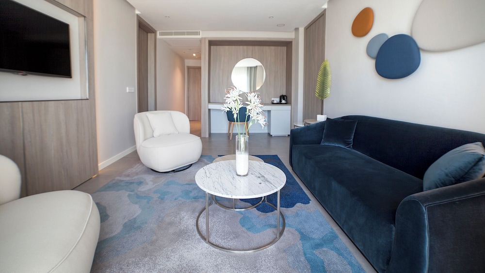 Premium Suite, Terrace thumbnail 5