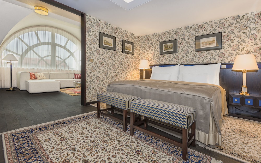 Senior Suite, 1 Bedroom, Garden View