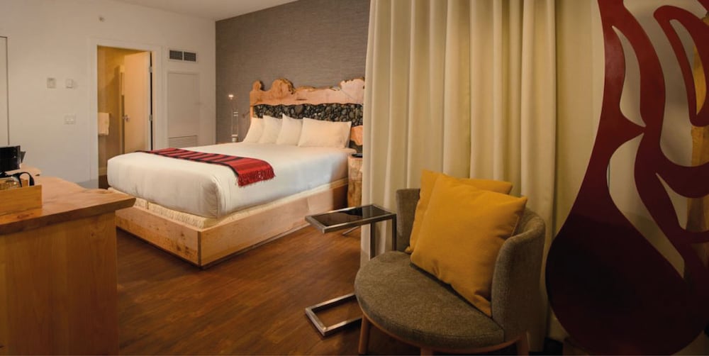 Deluxe Room, 1 King Bed photo 2