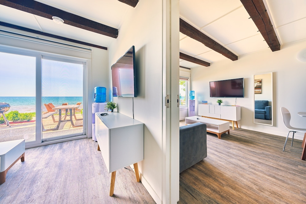 Townhouse Suite 201 - 2 Storeys
