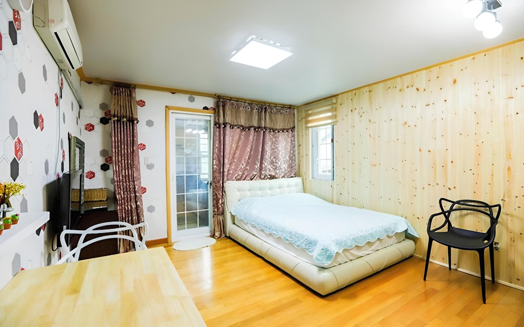Room (Topaz)