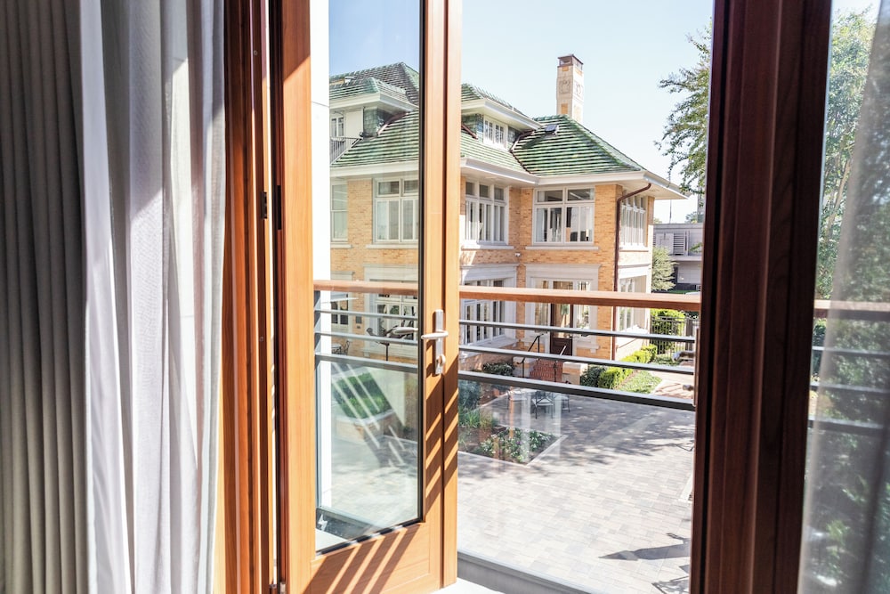 Premium Suite, 1 King Bed, Courtyard View, Tower